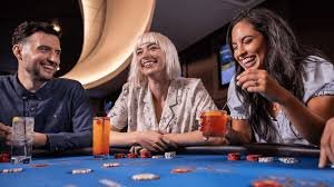 Pandangan layar meja live dealer matic88 dengan studio multi-kamera